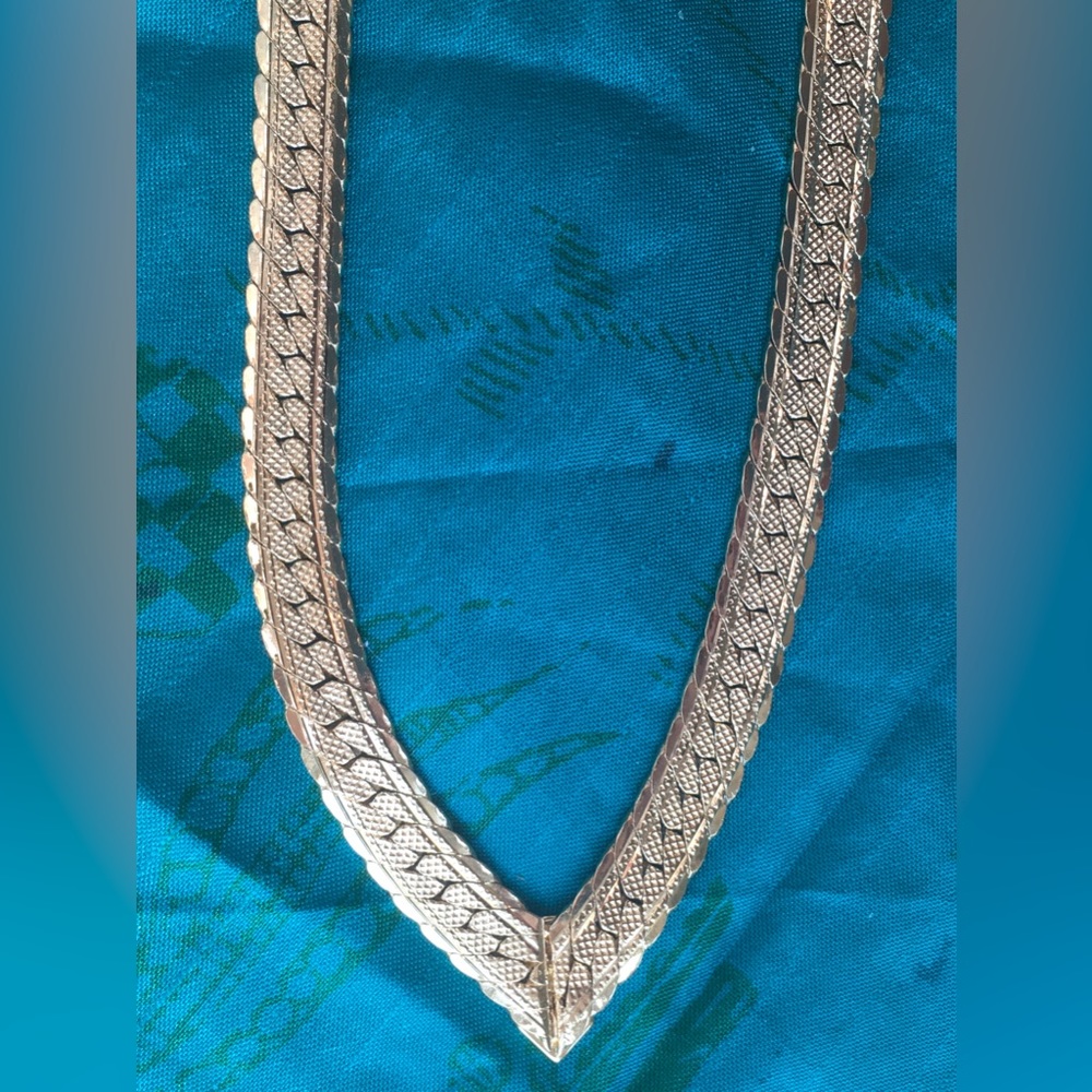 VINTAGE NAPIER luxury gold necklace Metallic Feminine Delicate Elegant 18 inch - Picture 2 of 5